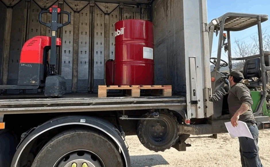 Livraison d'huile moteur 10W-40 fûts et tonnelets d'huile moteur en livraison (1)